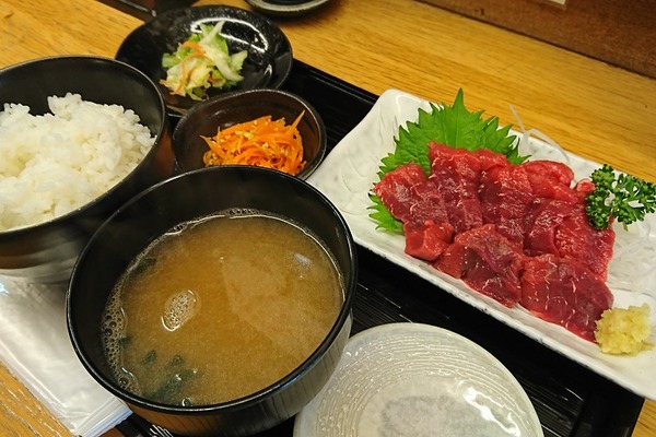 くじら刺定食。