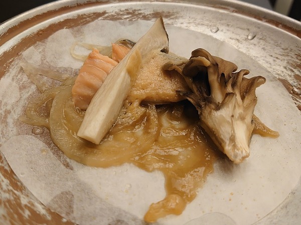 三陸鮭と茸の陶板焼き
