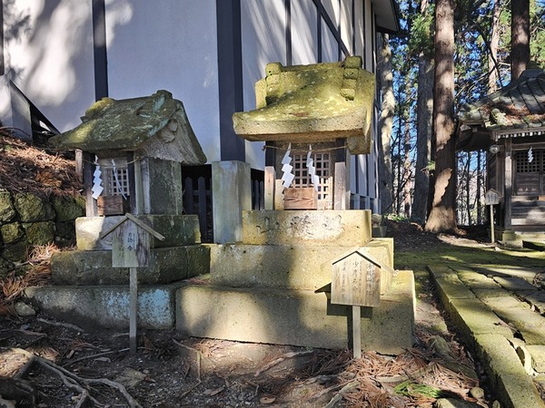 左手に湯殿山と月山