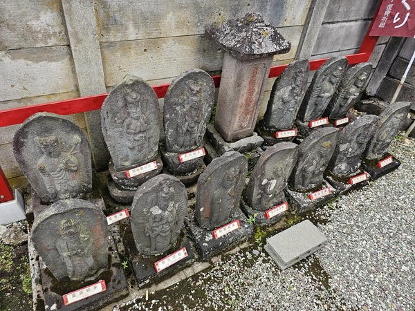 左手には如来や菩薩