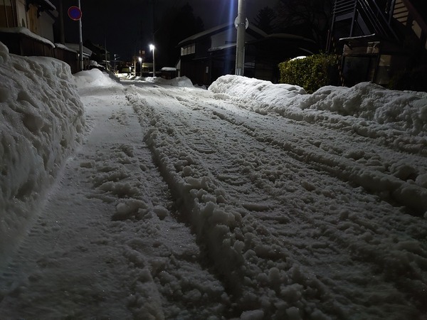 夜道の雪道。