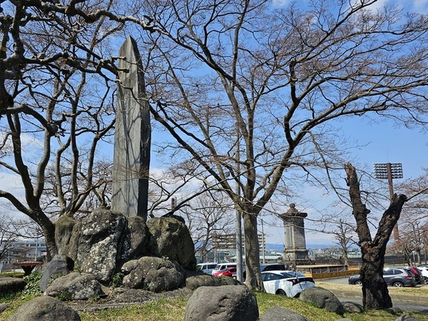 この石碑は何だ？