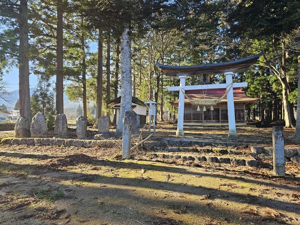 鳥居の左には石碑