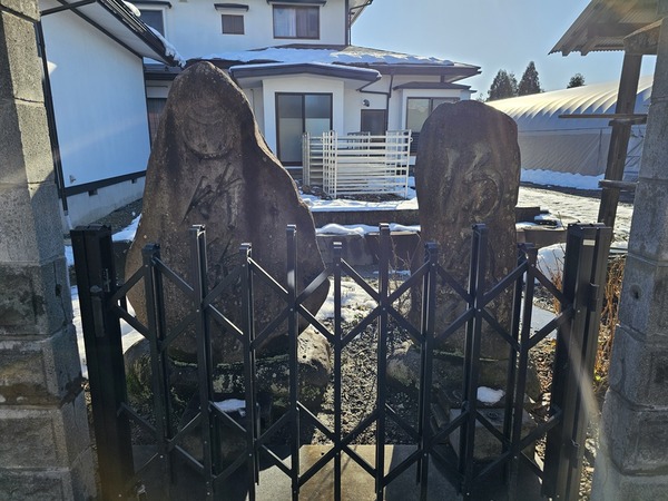 さっそく石碑が