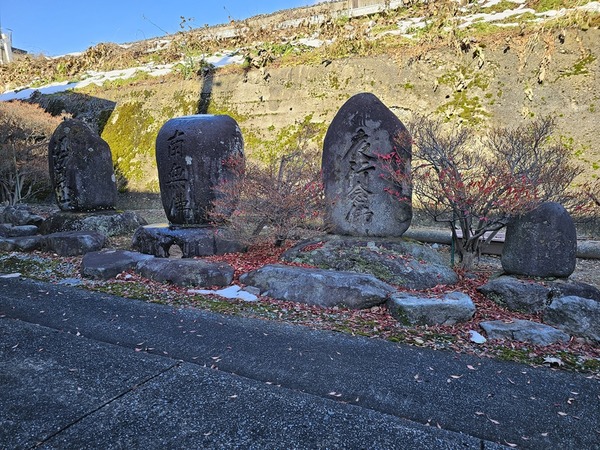 右手に石碑たち