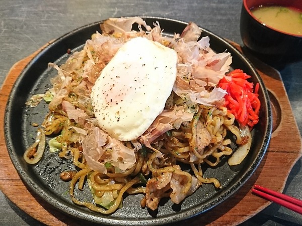 焼きそば、目玉焼きのせ。