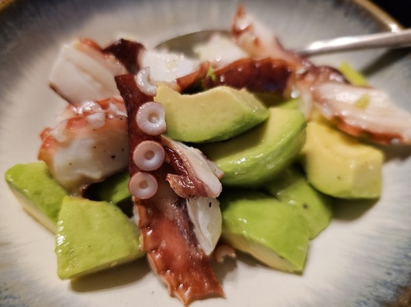 タコとアボカド