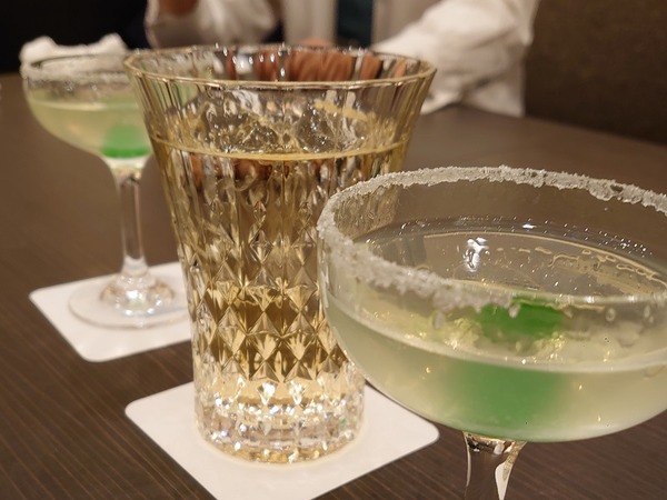 2次会のラウンジにて。