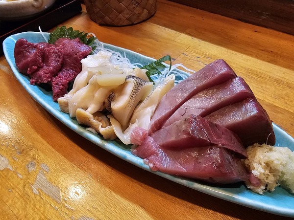 刺身の盛り合わせ。