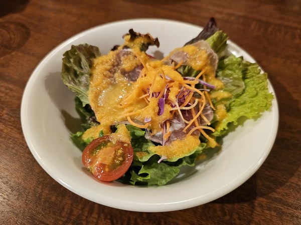 まずはサラダ。