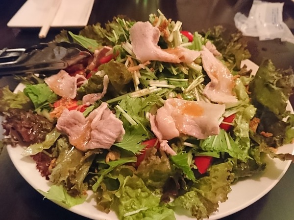 サラダに豚肉のせ。