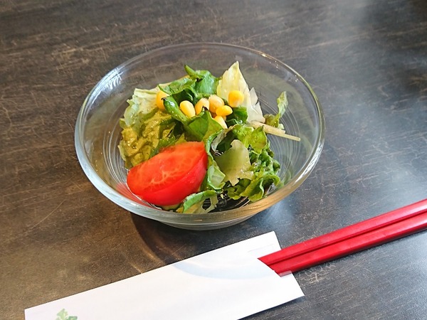 最初にサラダ。