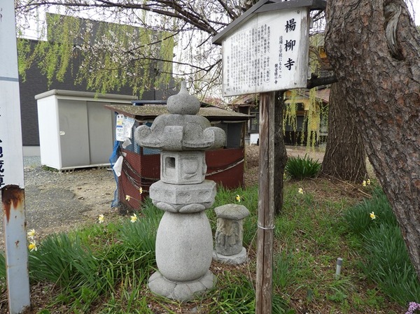 石灯籠と六面幢