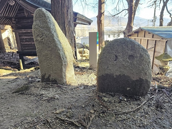 そのさらに右手。