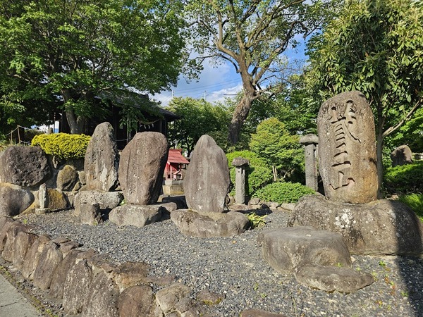 道路側には石碑群