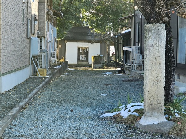 個人宅の前を通る