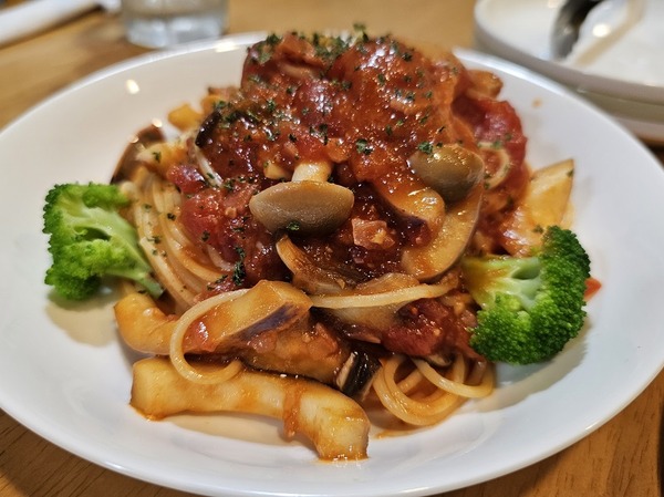 アケビとトマトソース