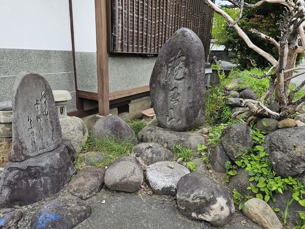 個人宅の庭先にて