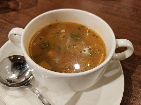 スープはミネストローネ。