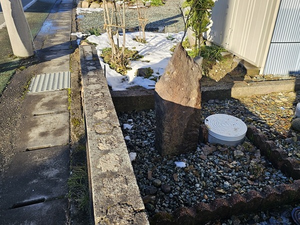 これも何かの石碑？