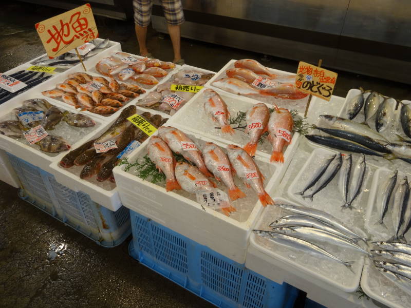 魚のアメ横 で 豪快な海鮮丼 さざえ 山形グルメ探検隊