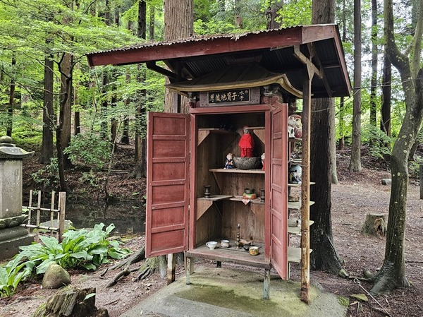 右手は子育地蔵尊