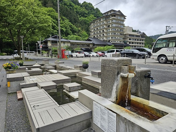 足湯は硫黄泉