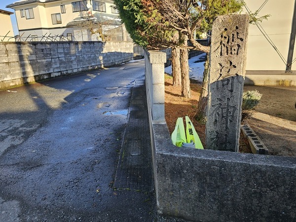 敷地内に神社の石柱が