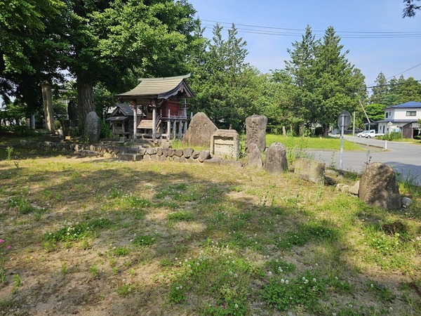 社と石碑