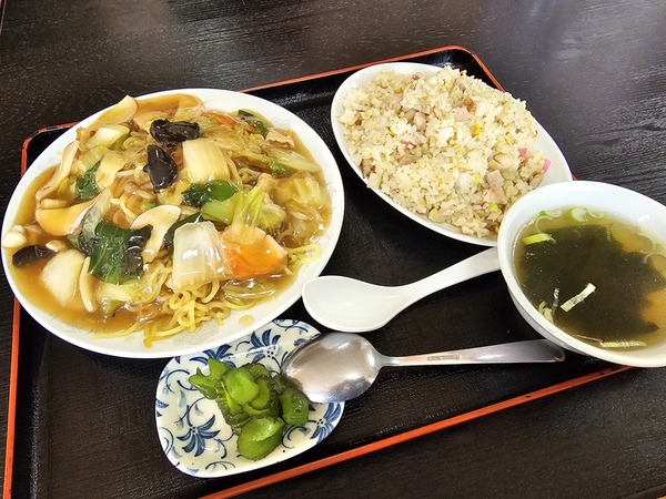 あんかけ焼きそばと半チャーハン