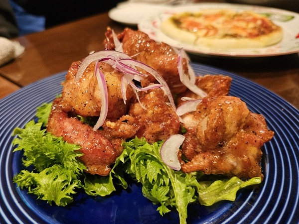 後ろにピザ～。