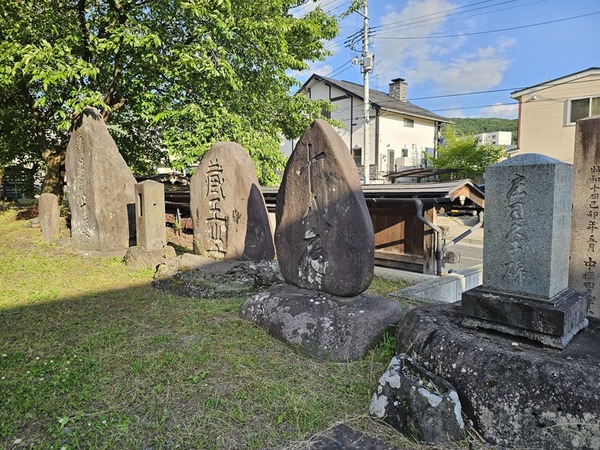 大きめの石碑が並ぶ