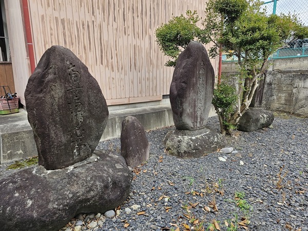 裏に隠れた石碑