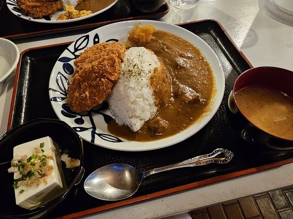 カツカレーはセットつき。