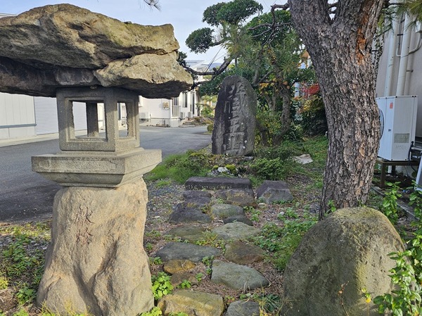 敷地内の石碑