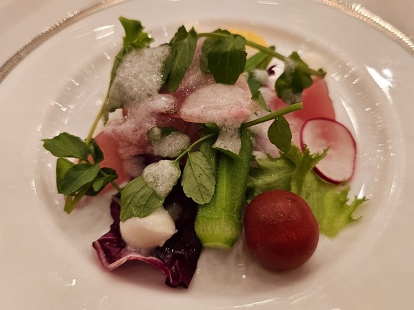 生ハムとモッツァレラチーズ・彩野菜のサラダ