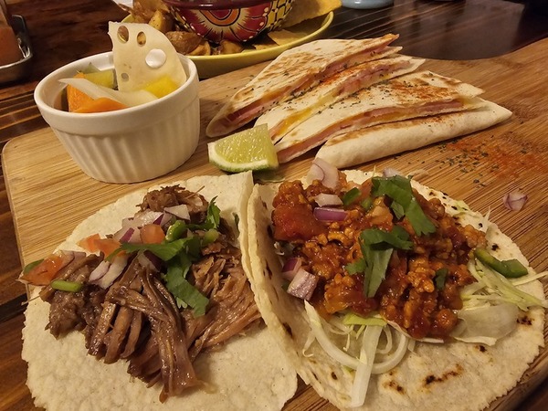 タコスとケサディーヤ