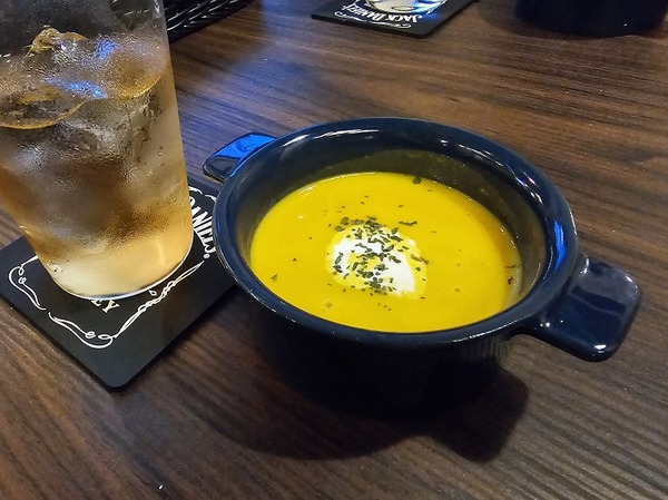 お通しはカボチャのスープ