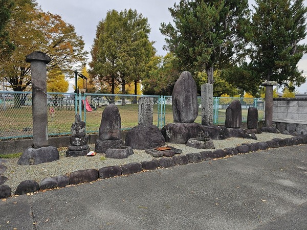 左手には石塔群