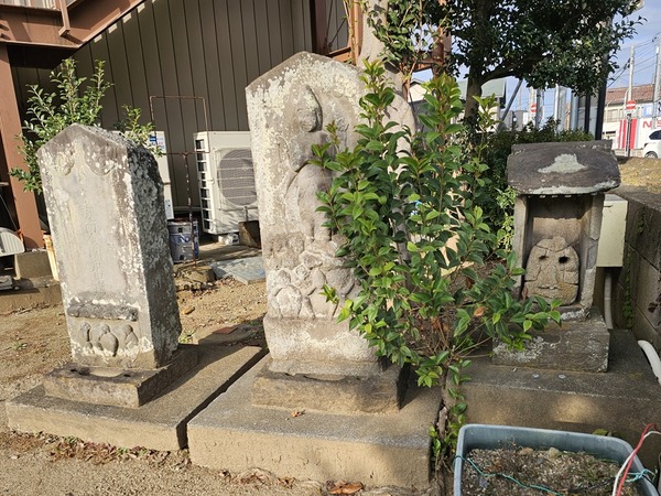 初めて見る石碑