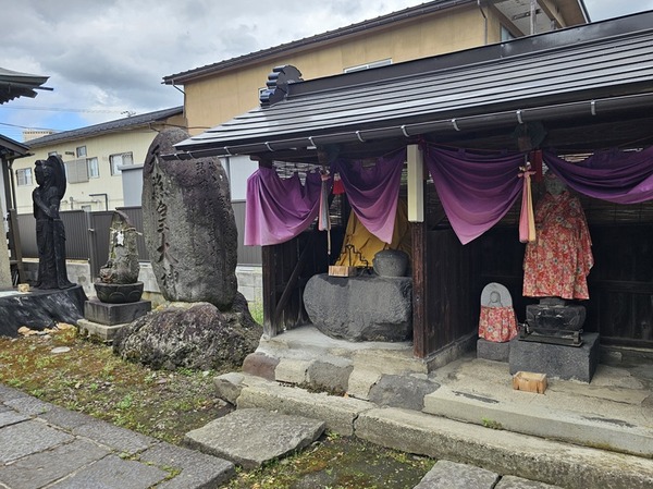 参道の右側には