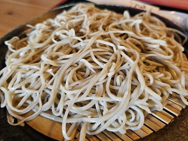 こっちは普通のもりそば