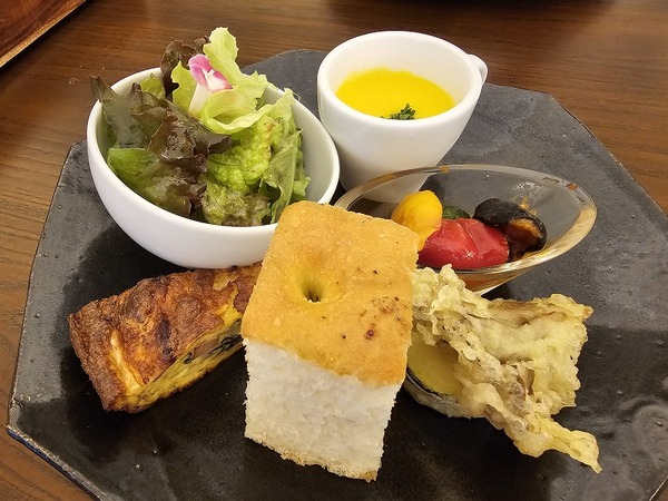 まずは前菜から。