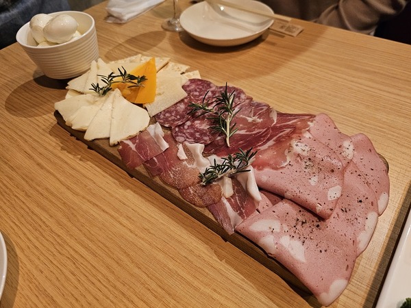 お肉とチーズの盛り合わせ