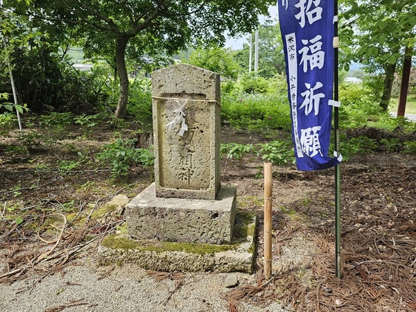 右側には諏訪大明神