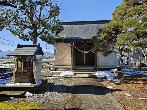 左にお不動様も