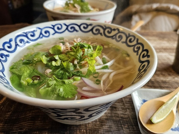 こちらはフォー