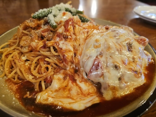 肉のチーズ焼き添えナポリタン