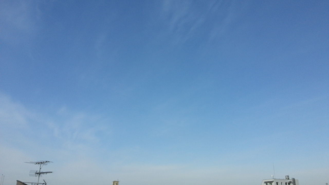 11 30 青空に薄い雲が多い なんとなーく 空