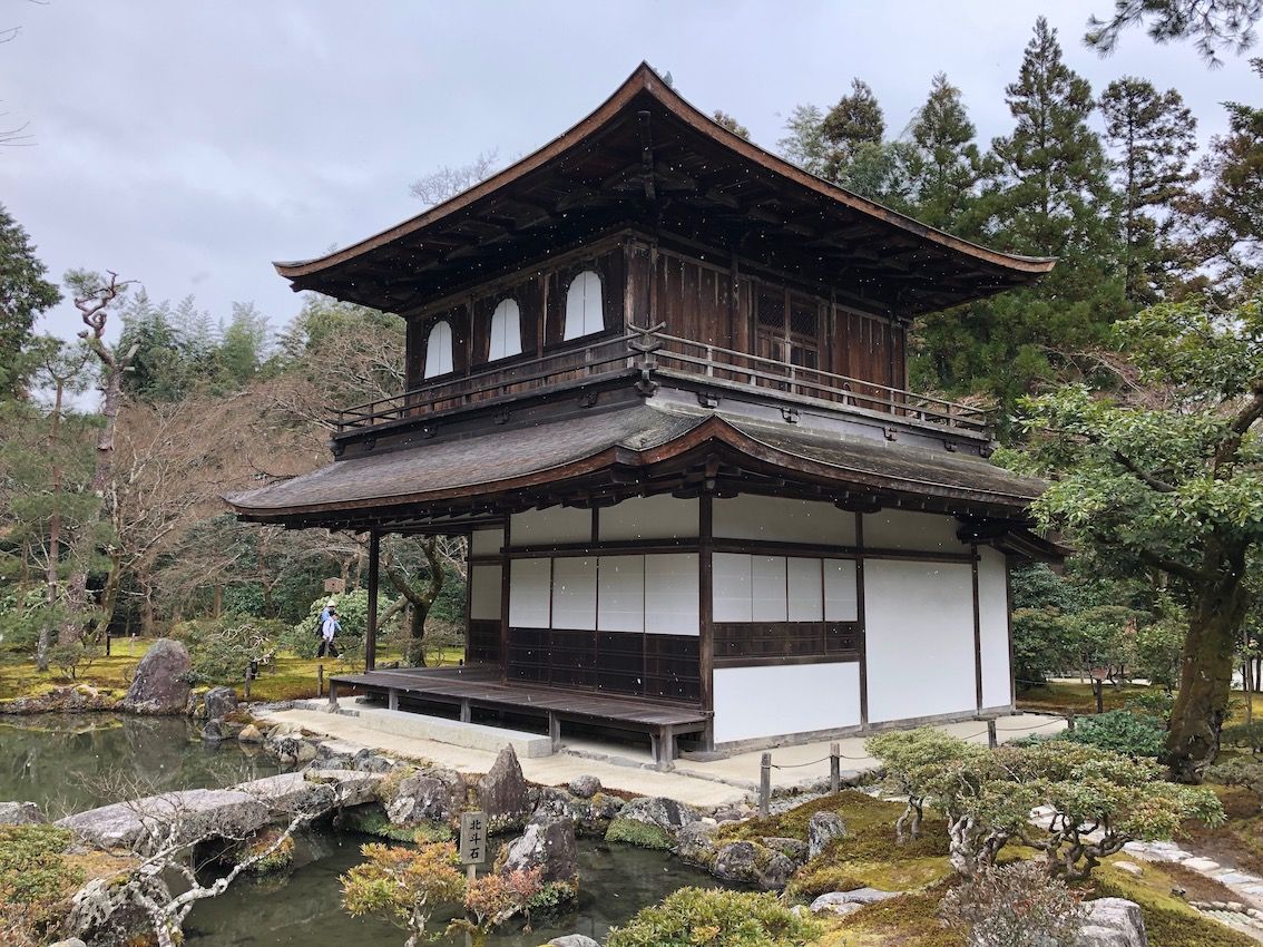 雪降る銀閣寺でしみじみと冬の東山文化を堪能してみる 日本の100名城と美しい神社を巡る旅人 ニッポントラベル